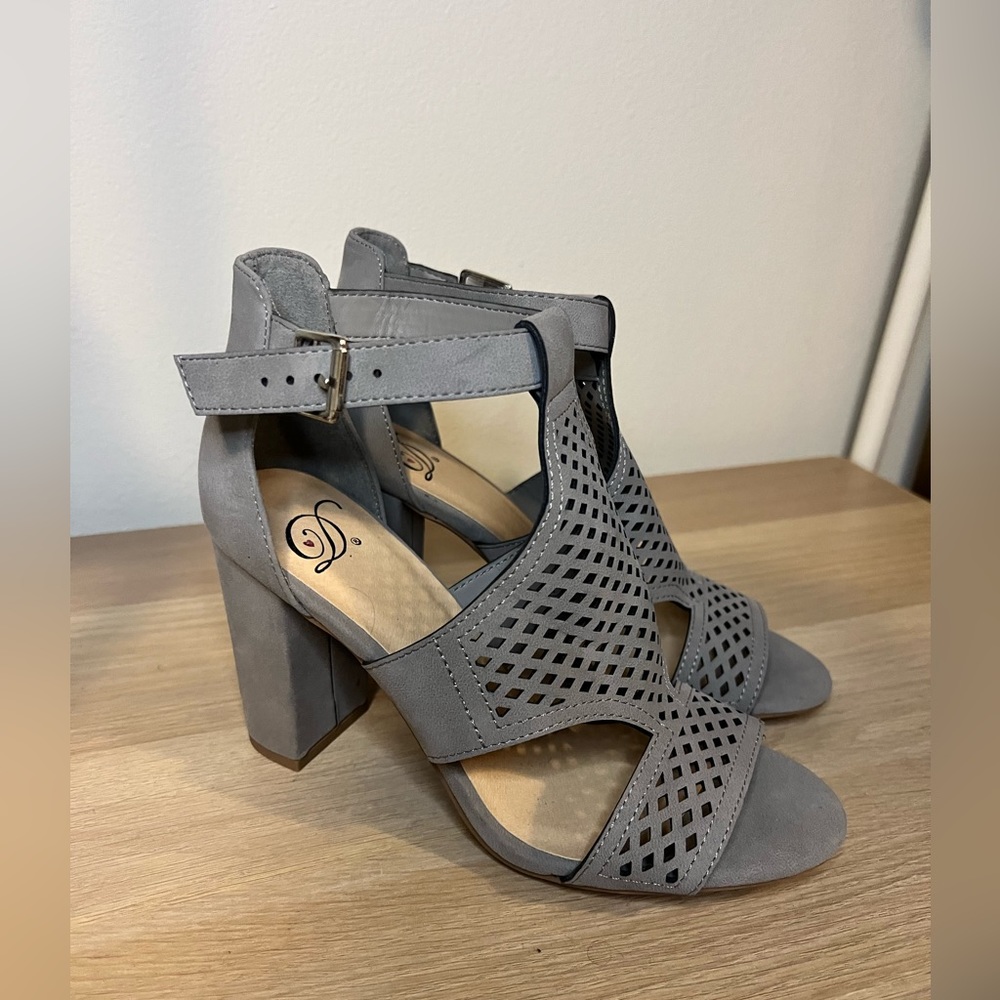 Euc Size 7.5 Block Heel - image 1